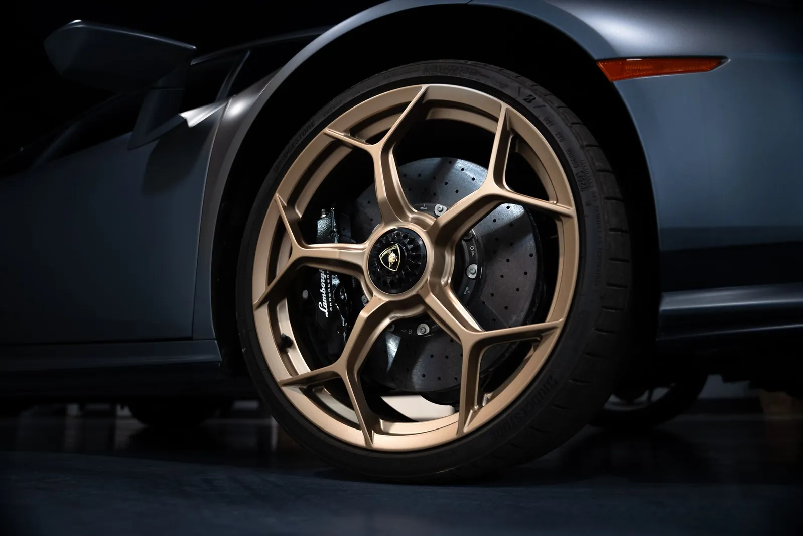 Roda bronze limpa em detalhe sobre lataria grafite