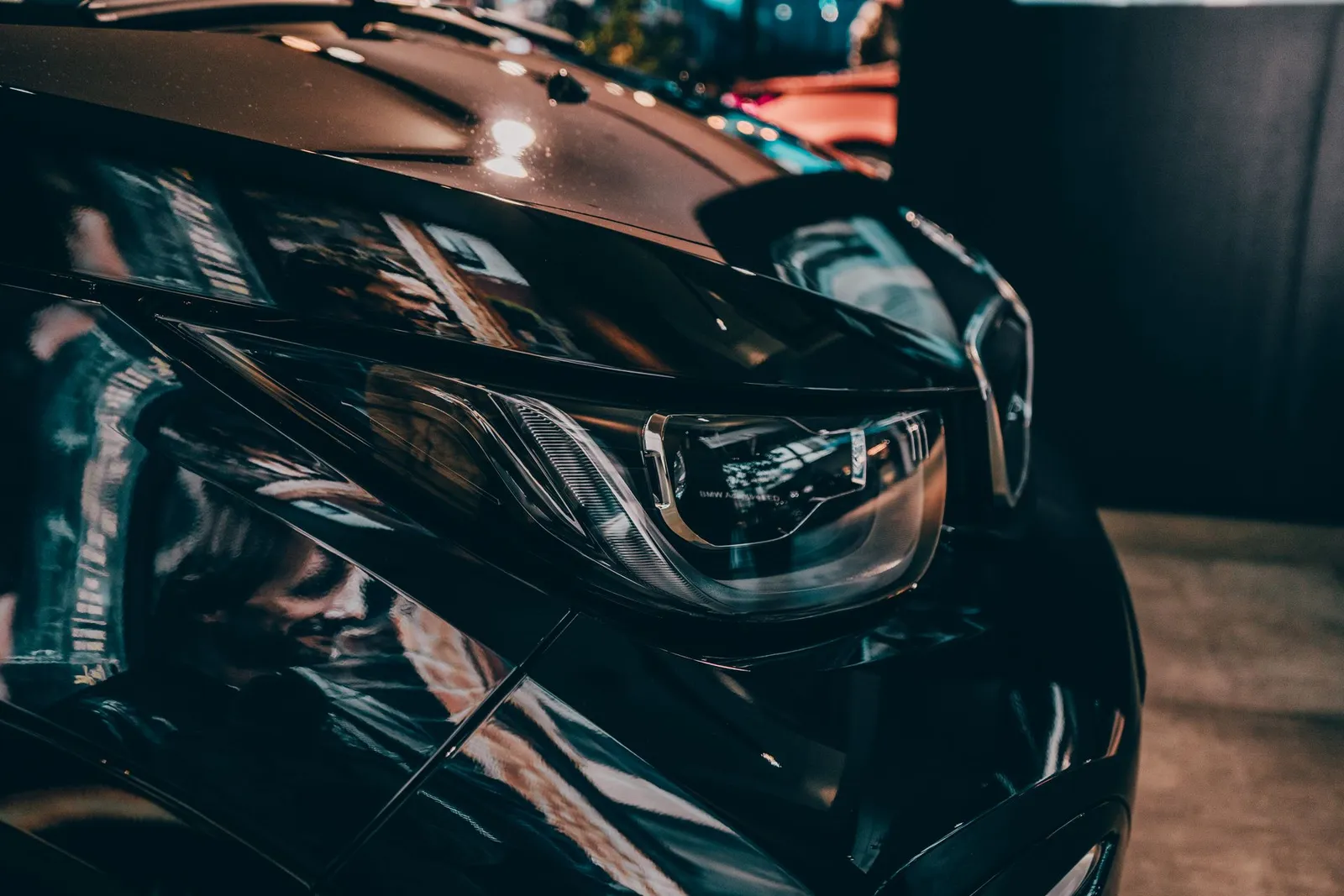 Farol de carro preto com reflexos âmbar